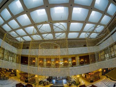 Moskova, Rusya - 18 Mayıs 2017: Lobi iç Başkan Hmoscow, Rusya Federasyonu - 18 Mayıs 2017: President Hotel, Moscow, Rusya üzerinde 18 Mayıs 2017 lobi iç. Otel işleri başkanlığı için ABD Başkanı'nın ait olduğu