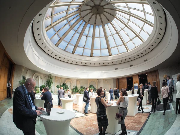 MOSCÚ, RUSIA - 18 DE MAYO DE 2017: Personas en el Salón Blanco del Hotel Presidente en Moscú, Rusia, el 18 de mayo de 2017. El hotel pertenece al Departamento de Asuntos del Presidente de la Federación Rusa —  Fotos de Stock