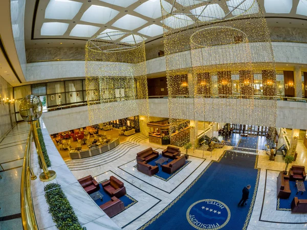 MOSCÚ, RUSIA - 18 DE MAYO DE 2017: Vista superior interior del lobby del President Hotel en Moscú, Rusia el 18 de mayo de 2017. El hotel pertenece al Departamento de Asuntos del Presidente de la Federación Rusa —  Fotos de Stock