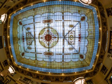 Moskova, Rusya - 27 Nisan 2017: Vitray tavan çatı Metropol hotel Ana Restoran Moskova, Rusya üzerinde 27 Nisan 2017. Otel 1899-1907 Art Nouveau tarzında inşa edilmiştir