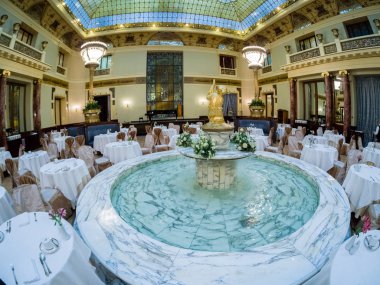 Moskova, Rusya - 27 Nisan 2017: Mermer çeşme Metropol hotel Ana Restoran Moskova, Rusya üzerinde 27 Nisan 2017. Otel 1899-1907 Art Nouveau tarzında inşa edilmiştir