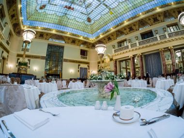 Moskova, Rusya - 27 Nisan 2017: Mermer çeşme Metropol hotel Ana Restoran Moskova, Rusya üzerinde 27 Nisan 2017. Otel 1899-1907 Art Nouveau tarzında inşa edilmiştir
