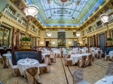 Moskova, Rusya - 27 Nisan 2017: Metropol hotel, Ana Restoran güzel vitray tavan çatı, Moskova, Rusya üzerinde 27 Nisan 2017. Otel 1899-1907 Art Nouveau tarzında inşa edilmiştir