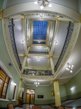 Moskova, Rusya - 27 Nisan 2017: Çok öykülü iç avluda Metropol hotel, Moscow, Rusya üzerinde 27 Nisan 2017. Otel 1899-1907 Art Nouveau tarzında inşa edilmiştir