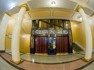 Moskova, Rusya - 27 Nisan 2017: Vintage Metropol hotel, Moscow, Rusya üzerinde 27 Nisan 2017 asansörde. Otel 1899-1907 Art Nouveau tarzında inşa edilmiştir