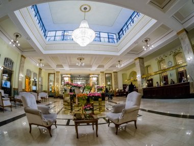 Moskova, Rusya - 27 Nisan 2017: Metropol hotel lobi ve Resepsiyon, Moskova, Rusya üzerinde 27 Nisan 2017. Otel 1899-1907 Art Nouveau tarzında inşa edilmiştir