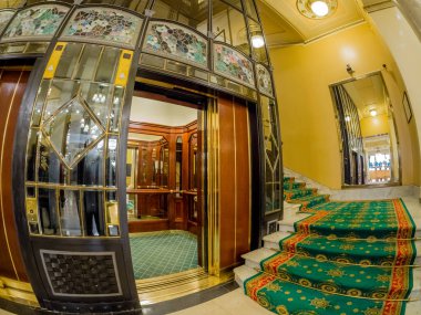 Moskova, Rusya - 27 Nisan 2017: Vintage Metropol hotel, Moscow, Rusya üzerinde 27 Nisan 2017 asansörde. Otel 1899-1907 Art Nouveau tarzında inşa edilmiştir