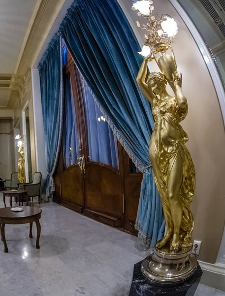 MOSCOW, RÚSSIA - 27 de abril de 2017: Lâmpada de chão de estátua e porta decorativa no hotel Metropol em Moscou, Rússia, em 27 de abril de 2017. Hotel foi construído em 1899-1907 em estilo Art Nouveau — Fotografia de Stock