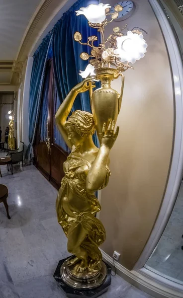 MOSCA, RUSSIA - 27 APRILE 2017: Statua lampada da terra e porta decorativa in hotel Metropol a Mosca, Russia il 27 aprile 2017. Hotel è stato costruito nel 1899-1907 in stile Liberty — Foto Stock