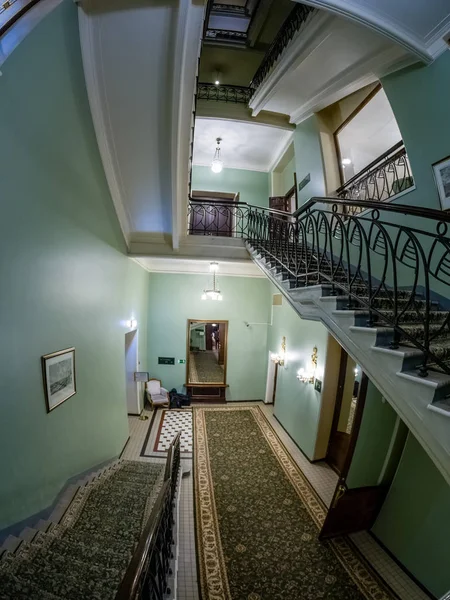 モスクワ, ロシア連邦 - 2017 年 4 月 27 日: 2017 年 4 月 27 日にモスクワのメトロポール ホテルでインテリア装飾的な階段です。ホテルは、アール ヌーボー様式の 1899-1907 年に建てられました。 — ストック写真