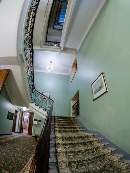Moskva, Rusko - 27. dubna 2017: Interiérové Dekorativní schodiště v hotel Metropol v Moskvě, Rusko na 27 dubna 2017. Hotel byl postaven v roce 1899-1907 ve stylu Art Nouveau — Stock fotografie