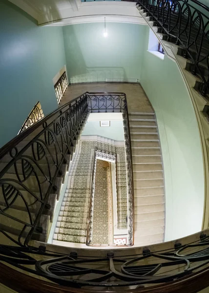MOSCOW, RÚSSIA - 27 de abril de 2017: Escadaria decorativa interior no hotel Metropol em Moscou, Rússia, em 27 de abril de 2017. Hotel foi construído em 1899-1907 em estilo Art Nouveau — Fotografia de Stock
