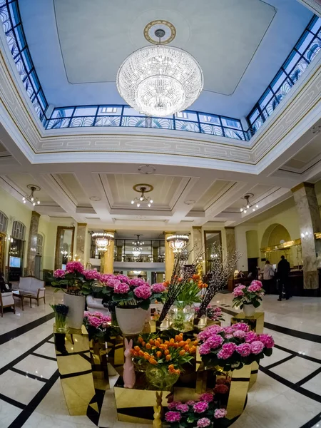 Moscow, Oroszország - 2017. április 27.: Metropol hotel lobby és recepció, Moszkva, Oroszország, 2017. április 27.-a. Szálloda szecessziós stílusban 1899-1907-ben épült — Stock Fotó