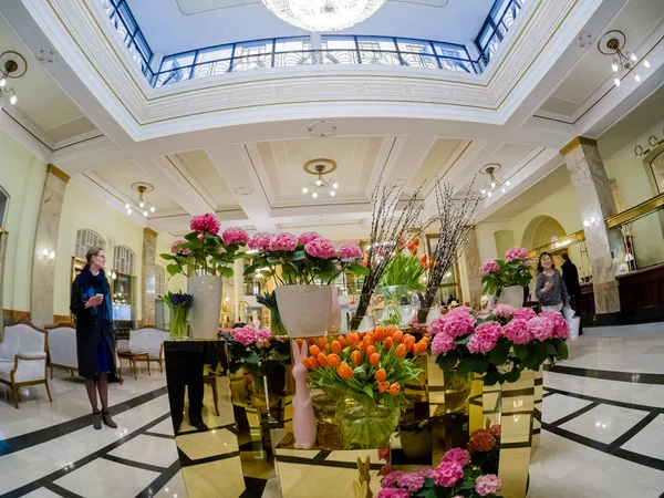 MOSCÚ, RUSIA - 27 de abril de 2017: vestíbulo del hotel Metropol y recepción en Moscú, Rusia, el 27 de abril de 2017. Hotel fue construido en 1899-1907 en estilo Art Nouveau —  Fotos de Stock