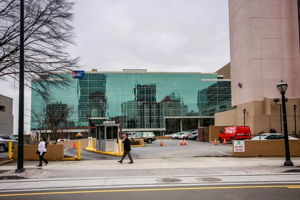 2014 年 3 月 4 日 - アトランタ、ジョージア州、アメリカ、アトランタ、Ga、米国で 2014 年 3 月 4 日に全国の自主的な健康組織アメリカの癌協会の建物で人々 — ストック写真
