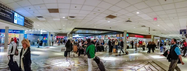 ATLANTA, GA, USA, 6 DE MARZO DE 2014 - Personas en la intersección de dos corredores que conectan puertas dentro del Aeropuerto Internacional de Atlanta el 6 de marzo de 2014 en Atlanta, GA, USA —  Fotos de Stock