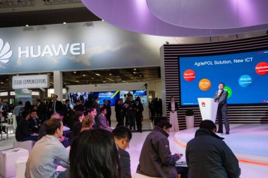Hannover, Almanya - 14 Mart 2016: Huawei sunum Ürün satırı Başkan Jeff Wang kulübesinde Huawei şirketin CeBIT bilgi teknoloji ticaret fuarında Hannover, Almanya üzerinde 14 Şubat 2016