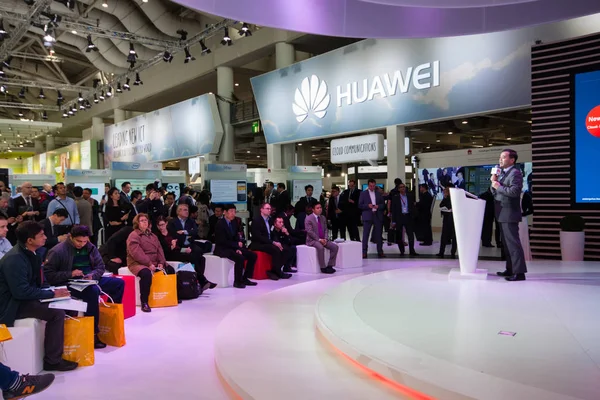 Ханновер, Германия - 14 марта 2016 года: Презентация президента линейки продуктов Huawei Джеффа Ванга на стенде компании Huawei на выставке информационных технологий CeBIT в Ганновере, Германия, 14 марта 2016 года — стоковое фото