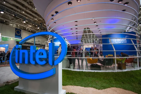 HANNOVER, GERMANY - 14 марта 2016 года: стенд корпорации Intel на выставке информационных технологий CeBIT в Ганновере, Германия, 14 марта 2016 года — стоковое фото