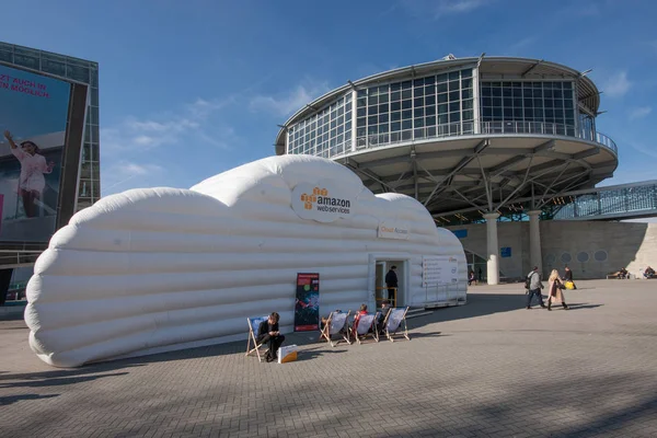 HANNOVER, ALEMANIA - 14 DE MARZO DE 2016: Stand en la nube de la empresa Amazon Web Services en la feria CeBIT de tecnología de la información en Hannover, Alemania, el 14 de marzo de 2016 —  Fotos de Stock