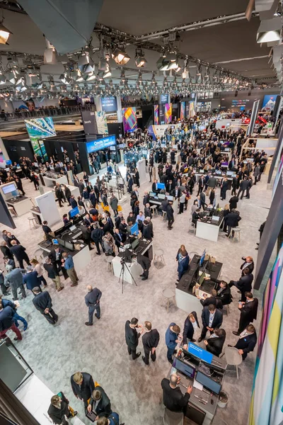 HANNOVER, ALEMANHA - MARÇO 15, 2016: Hall 2 na feira de tecnologia da informação CeBIT em Hannover, Alemanha, em 15 de março de 2016 — Fotografia de Stock