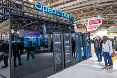Hannover, Almanya - 14 Mart 2016: Opencloud stand kulübesinde Huawei şirketin CeBIT bilgi teknoloji ticaret fuarında Hannover, Almanya üzerinde 14 Şubat 2016