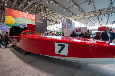 Hannover, Almanya - 15 Mart 2016: Ibm Booth şirket CeBIT bilgi teknoloji ticaret fuarında Hannover, Almanya üzerinde 15 Mart 2016