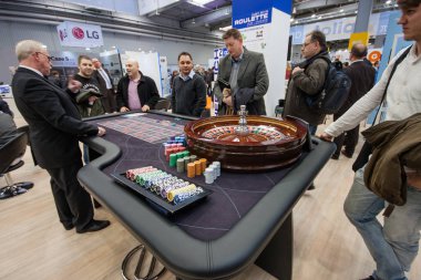 Hannover, Almanya - 14 Mart 2016: CeBIT bilgi teknoloji ticaret fuarında Hannover, Almanya üzerinde 14 Mart 2016 sergi salonunda yüklü rulet masası