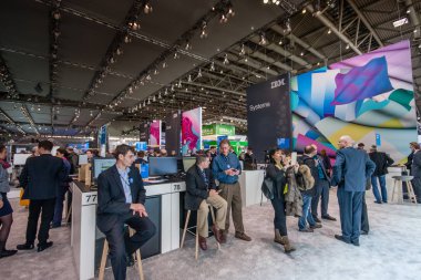 Hannover, Almanya - 15 Mart 2016: Ibm Booth şirket CeBIT bilgi teknoloji ticaret fuarında Hannover, Almanya üzerinde 15 Mart 2016