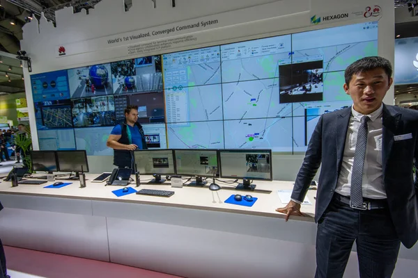 HANNOVER, ALEMANHA - Março 14, 2016: HEXAGON sistema de comando convergente stand no estande da empresa Huawei na feira de tecnologia da informação CeBIT em Hannover, Alemanha, em Março 14, 2016 — Fotografia de Stock
