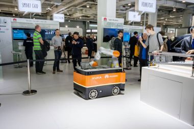 Hannover, Almanya - 14 Mart 2016: Endüstriyel Kuka robot kulübesinde Huawei şirketin CeBIT bilgi teknoloji ticaret fuarında Hannover, Almanya üzerinde 14 Şubat 2016