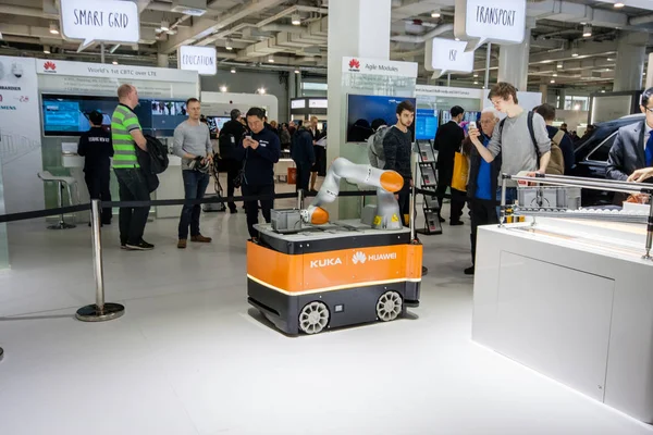 HANNOVER, GERMANIA - 14 MARZO 2016: Robot industriale KUKA nello stand della società Huawei alla fiera CeBIT Information Technology di Hannover, Germania, il 14 marzo 2016 — Foto Stock