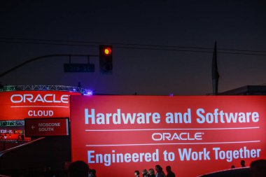 San Francisco, Ca, Amerika Birleşik Devletleri - 22 Eylül 2013: Açık pavilion Oracle açık dünya Konferansı açıldı Howard Street Moscone merkezi yakınlarındaki akşam 22 Eylül 2013 tarihinde San Francisco, Kaliforniya, ABD