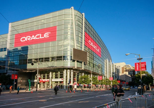 San Francisco, Ca, Usa - 22 Sept 2013: Deltagare av Oracle Open World conference gå till Moscone Center West på 22 Sept 2013 i San Francisco, Ca, Usa — Stockfoto