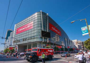 San Francisco, Ca, Amerika Birleşik Devletleri - 2 Ekim 2012: Katılımcı Oracle açık dünya konferans git Moscone Merkezi batıya doğru 2 Ekim 2012 tarihinde San Francisco, Kaliforniya, ABD