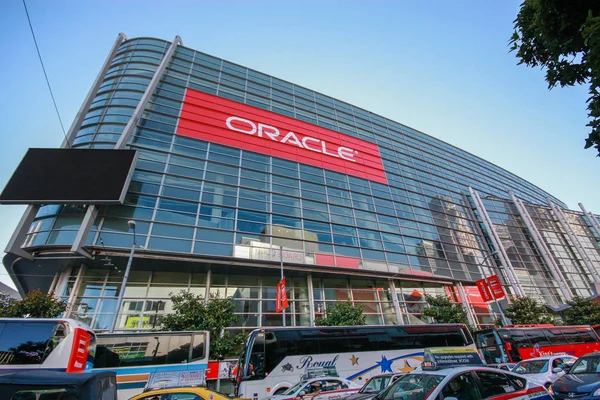 旧金山，加利福尼亚州，美国-2012 年 9 月 30 日： 与会者的 Oracle 开放的世界会议去 Moscone 中心西在 2012 年 9 月 30 日在美国加利福尼亚州旧金山 — 图库照片