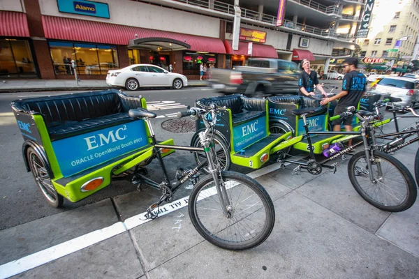 SAN FRANCISCO, EE.UU. - 1 de octubre de 2012: Jóvenes conductores de trishaw no identificados esperan a los asistentes de la conferencia Oracle OpenWorld en la calle del centro de San Francisco el 1 de octubre de 2012 — Foto de Stock