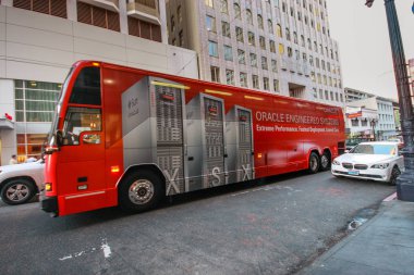 San Francisco, Ca, bize - 2 Ekim 2012: Oracle Openworld şehir San Francisco, Ca 2 Ekim 2012 tarihinde sokak ulaşım toplantısında katılımcı için otobüs