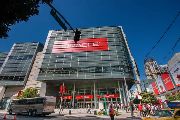 SAN FRANCISCO, CA, USA - 2 ottobre 2012: I partecipanti alla conferenza Oracle Open World vanno al Moscone Center West il 2 ottobre 2012 a San Francisco, CA, USA — Foto Stock
