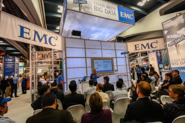 San Francisco, Ca, bize - 4 Ekim 2011: Emc Booth şirket Oracle Openworld Konferansı San Francisco Sergisi 4 Ekim 2011 tarihinde