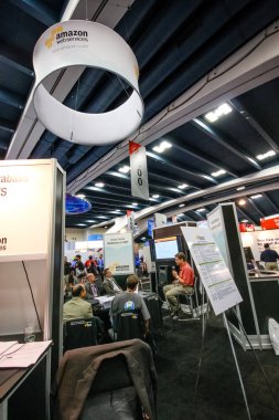 San Francisco, Ca, bize - 4 Ekim 2011: Oracle Openworld Konferansı San Francisco Sergisi 4 Ekim 2011 tarihinde Booth kaynak Web hizmetleri şirketi