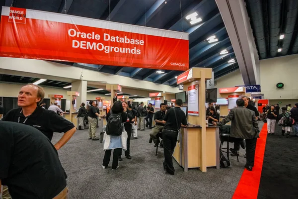 San Francisco, Ca, Amerika Birleşik Devletleri - 4 Ekim 2011: Moscone Kongre Merkezi 4 Ekim 2011 tarihinde San Francisco, Ca sergi salonu Oracle Openworld Konferansı Oracle veritabanı demoground standı