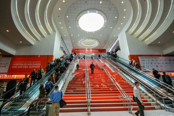 San Francisco, Ca, bize - 4 Ekim 2011: Ana giriş Oracle Openworld Konferansı San Francisco, Ca 4 Ekim 2011 tarihinde Moscone convention center. — Stok fotoğraf