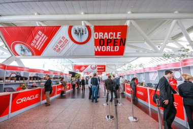 San Francisco, Ca, Amerika Birleşik Devletleri - 4 Ekim 2011: Moscone Güney Kongre Merkezi Oracle Openworld Konferansı San Francisco, Ca açılış 4 Ekim 2011 tarihinde arifesinde kayıt masasında