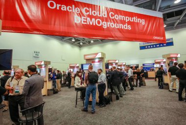 San Francisco, Ca, Amerika Birleşik Devletleri - 4 Ekim 2011: Oracle bulut bilgi işlem demoground sergi salonu Oracle Openworld konferans Moscone convention Center'da standında 4 Ekim 2011 tarihinde San Francisco, Ca