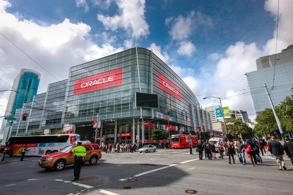 SAN FRANCISCO, CA, USA - OCT 4, 2011: Attendees of Oracle Open World conference go to  Moscone Center West on Oct 4, 2011 in San Francisco, CA, USA — Stock Photo, Image