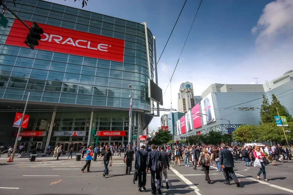 旧金山，加利福尼亚州，美国-2011 年 10 月 4 日： 与会者的 Oracle 开放的世界会议去的 Moscone 中心西在 2011 年 10 月 4 日在旧金山，加利福尼亚州，美国 — 图库照片