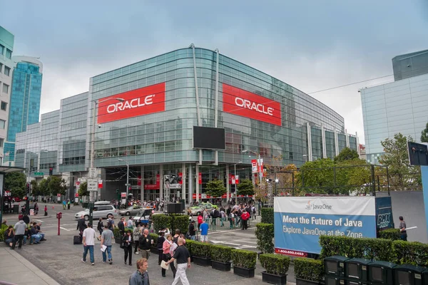 SAN FRANCISCO, CA, EE.UU. - 19 DE SEPTIEMBRE DE 2010: Los asistentes a la conferencia Oracle Open World van al Moscone Center West el 19 de septiembre de 2010 en San Francisco, CA, EE.UU. — Foto de Stock