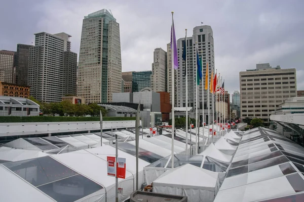 San Francisco, Ca, Verenigde Staten - 19 Sept 2010: Outdoor paviljoens van Oracle Open wereld conferentie geopend op Howard street in de buurt van Moscone Center op 19 Sept 2010 in San Francisco, Ca, Verenigde Staten — Stockfoto