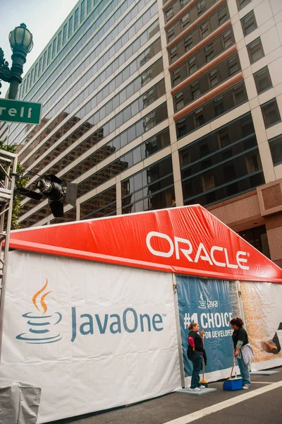 САН-ФРАНЦИСКО, Калифорния, США - 19 сентября 2010 г.: Зона конференций JavaOne на улице Тейлор. Дорога была занята большим павильоном Oracle OpenWorld 19 сентября 2010 года в Сан-Франциско, Калифорния — стоковое фото